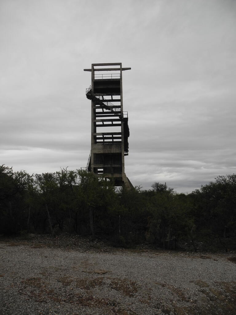 F&ouml;rderturm der Grube mit Vogelnestern