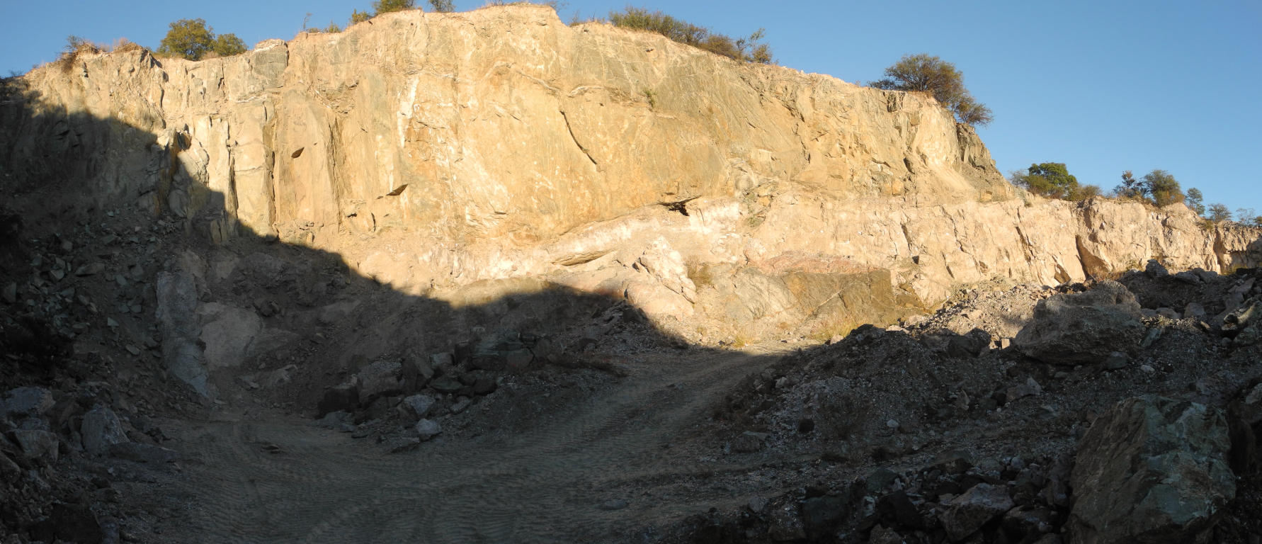 Panorama eines Teils des Steinbruchs Las Tapias