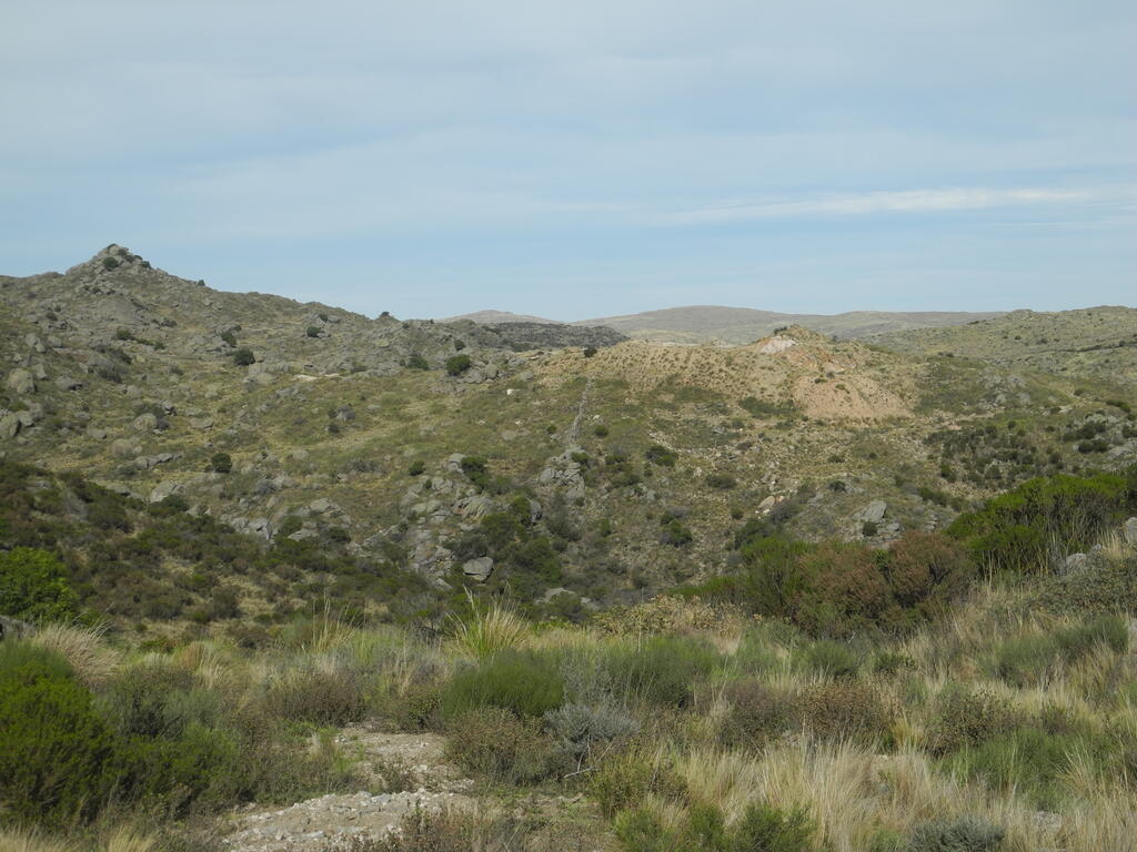 Die zweite der beiden Quarz Gruben von der Stra&szlig;e aus gesehen