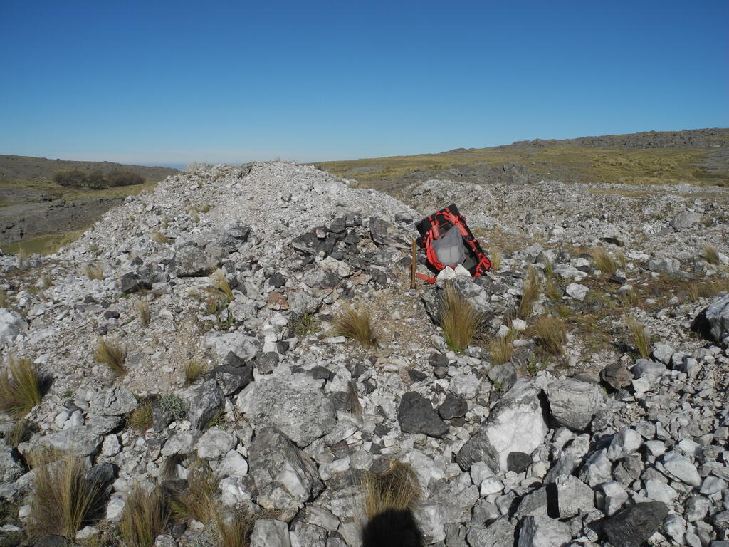 Der interessante Teil der Halden, die dunklen Brocken bestehen fast auschlie&szlig;lich aus Granat