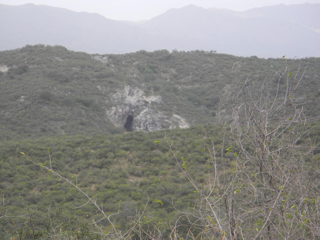Die alte Marmorgrube La Gloria von der Stra&szlig;e aus gesehen