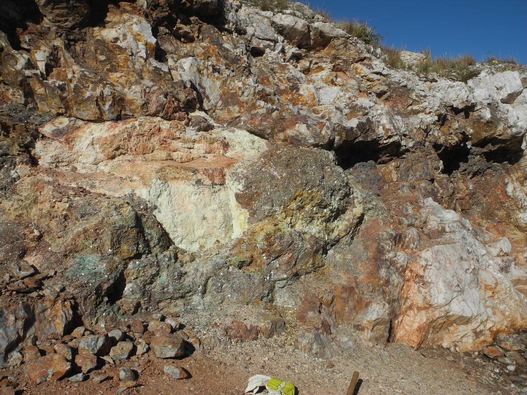 Auf dieser Seite gibt es H&auml;matit und Glimmer mit Kupfer-Sekund&auml;rmineralen