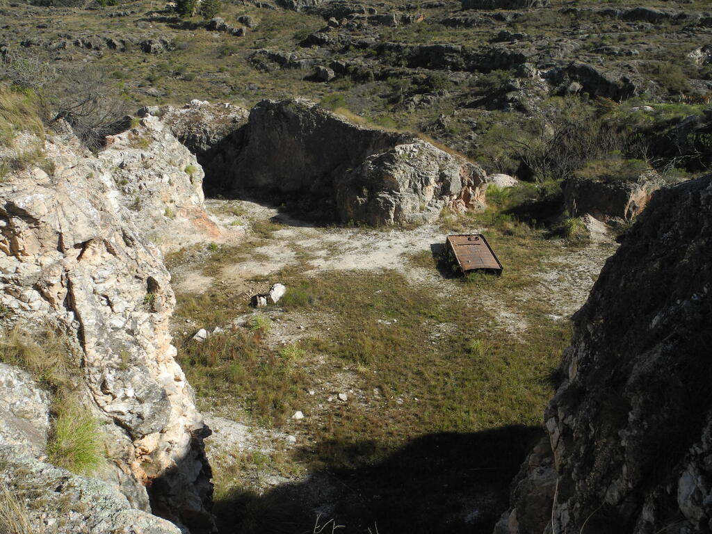 Blick von oben in den unteren Teil der Grube