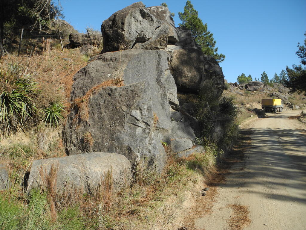 Granat f&uuml;hrendes Gestein an der RPS273 zwischen Atos Pampa und Villa Yacanto