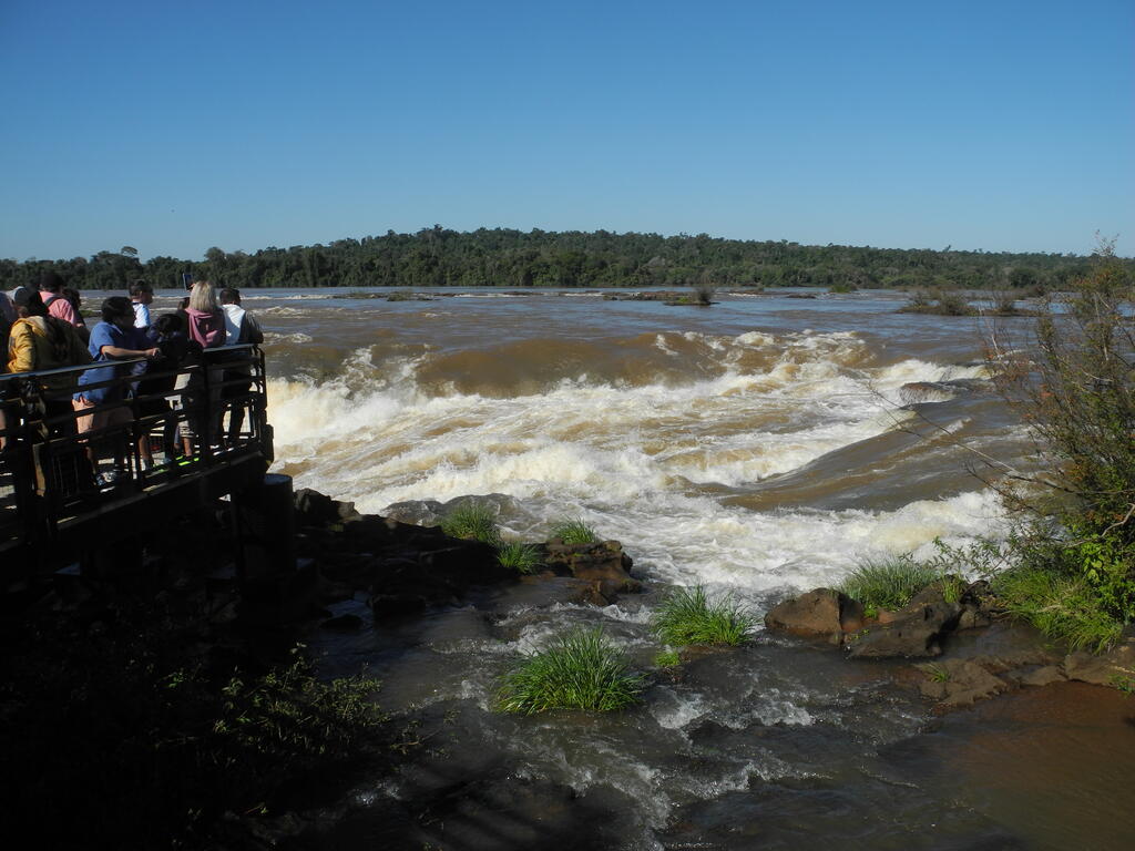 Man muss meist etwas warten, bis man auf der Plattform ans Gel&auml;nder kommt