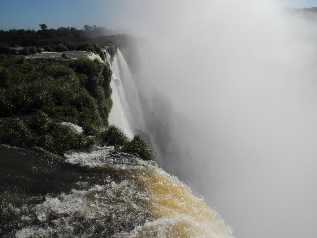 Die kleineren Wasserf&auml;lle seitlich der Plattform