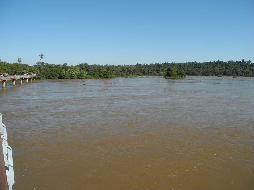 Der Fluss unterhalb der Zugangsbr&uuml;cke