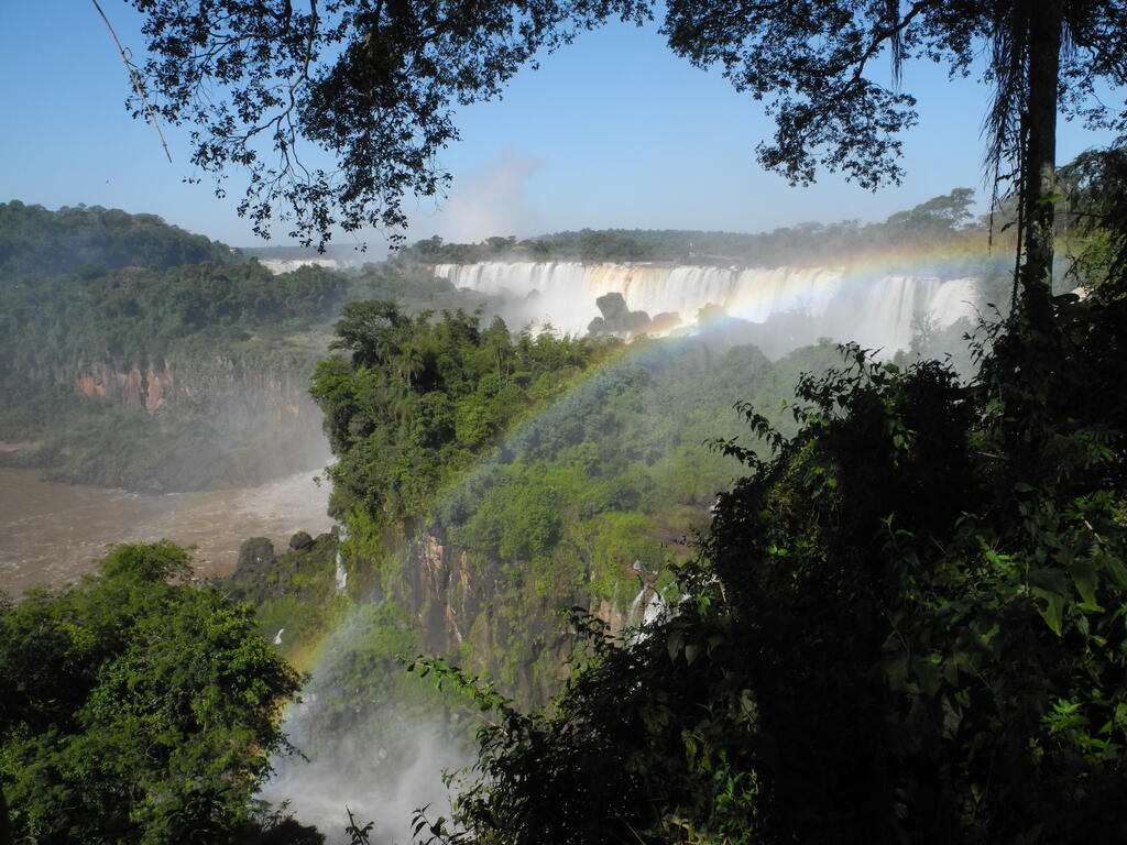 Die Kette der Wasserf&auml;lle des oberen Rundgangs mit Regenbogen im Spr&uuml;hnebel
