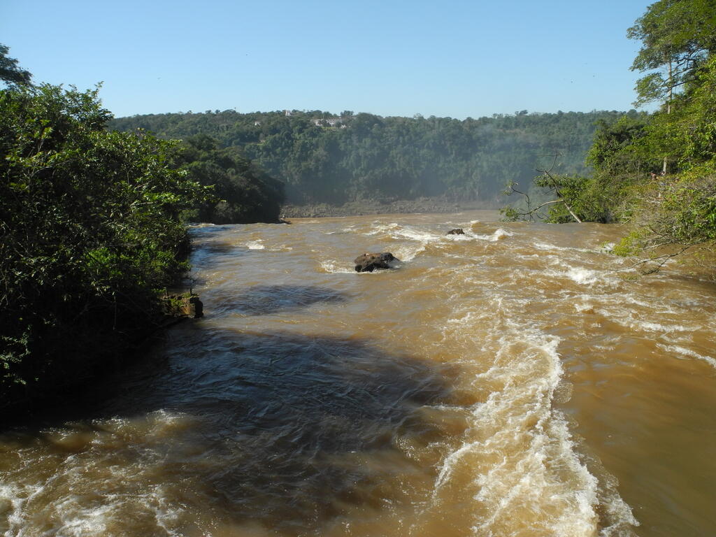 Der H&ouml;henunterschied zwischen den beiden Ebenen des Flusses verschwimmt