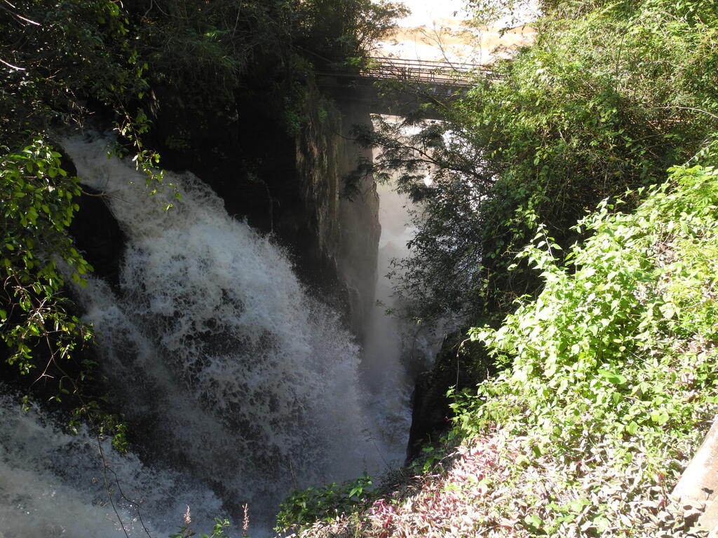 Ein kleiner Wasserfall am Beginn des unteren Rundgangs