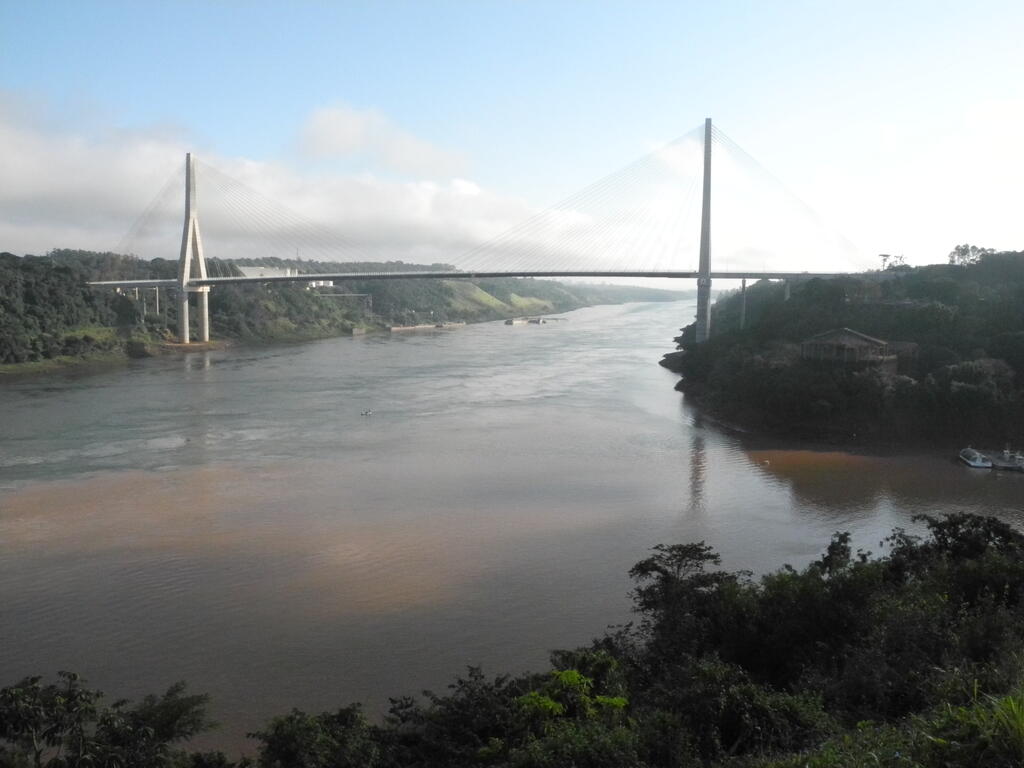 Die Br&uuml;cke &uuml;ber den Rio Paran&aacute; zwischen Brasilien und Paraguay