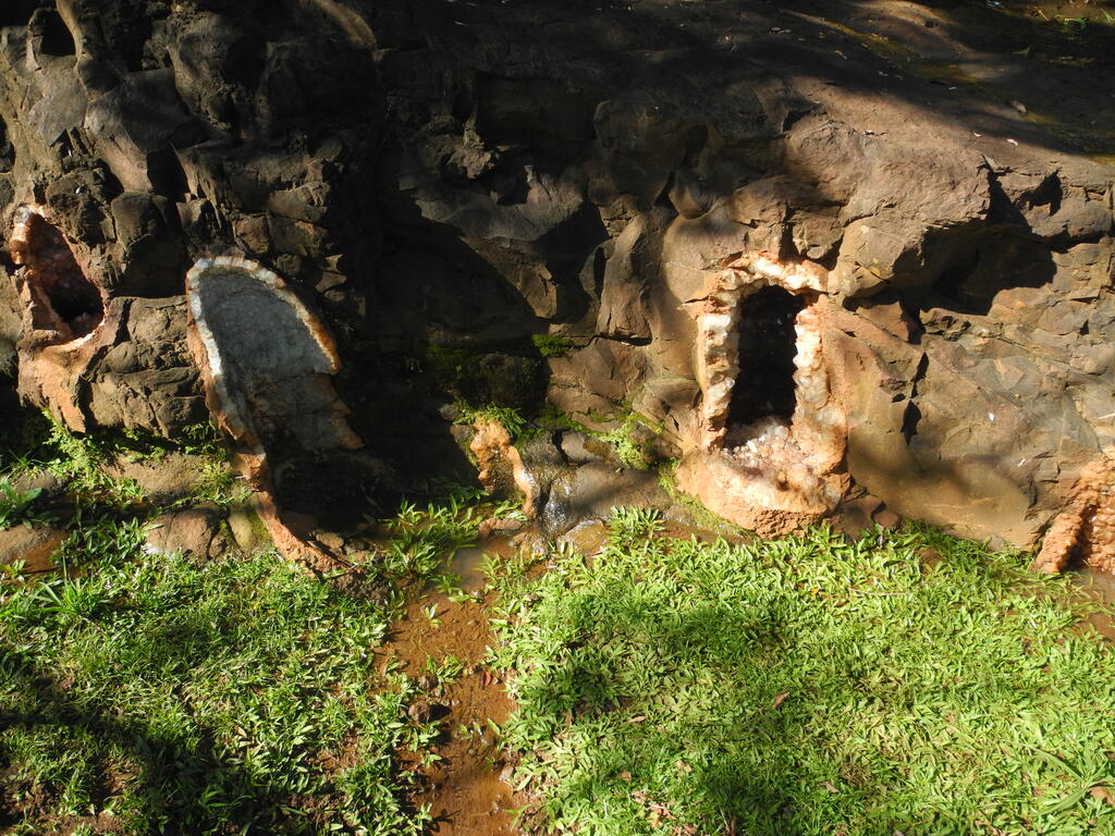 Gro&szlig;e Quarz Geoden im Schaubereich der Mina Santa Catalina
