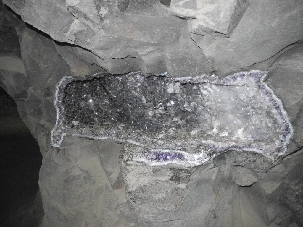 Amethyst Geode im Untertage-Bereich der Mina Tierra Colorada