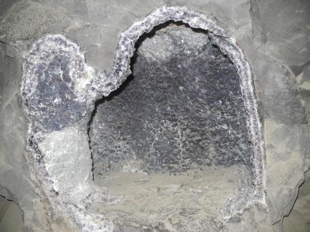 Amethyst Geode im Untertage-Bereich der Mina Tierra Colorada
