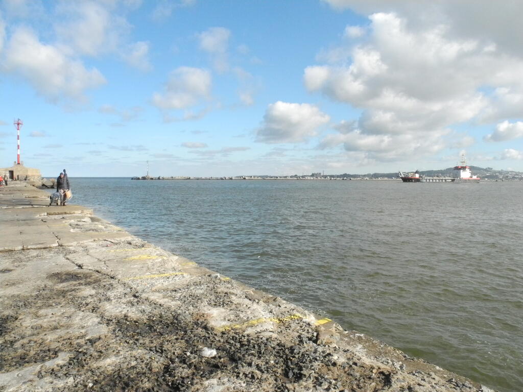 Die Hafeneinfahrt von Montevideo mit dem Stadtteil Cerro im Hintergrund