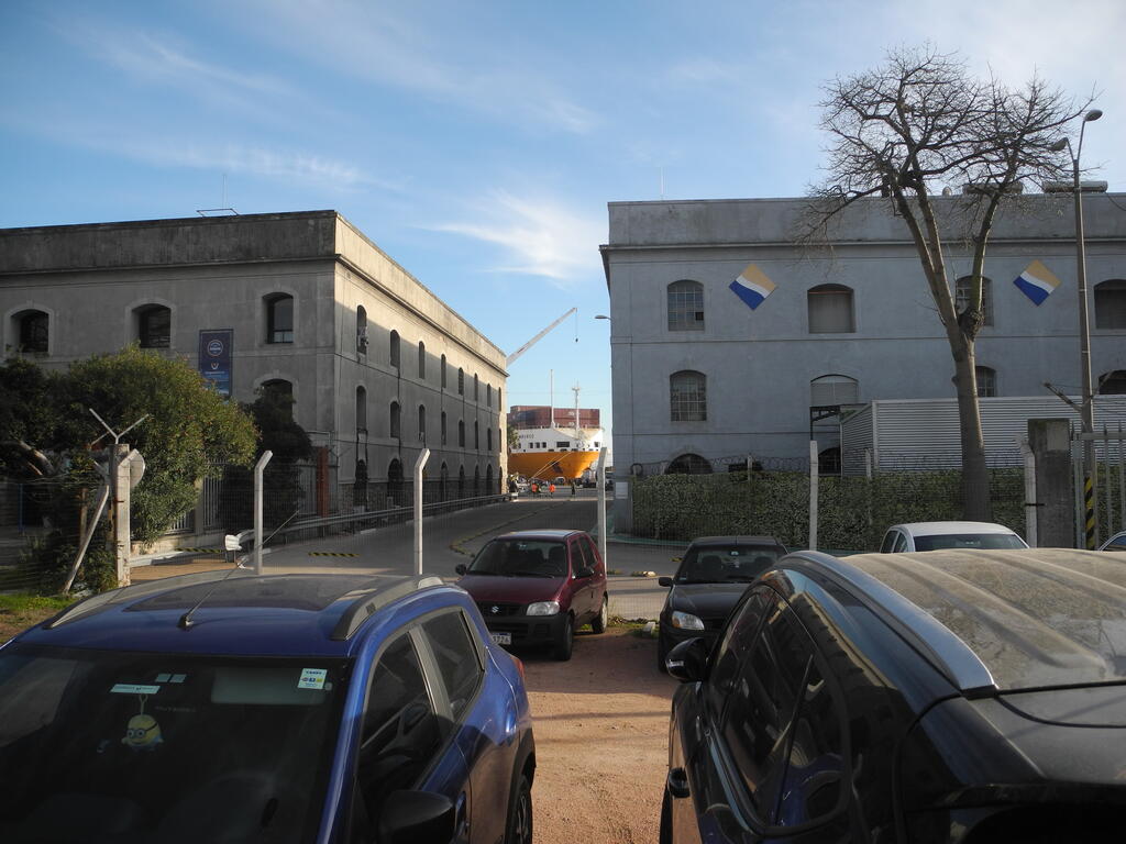 Der Bug der Grande Amburgo im Hafen zwischen den Geb&auml;uden