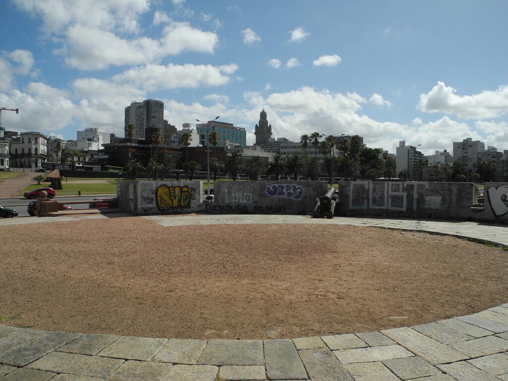 Uferbefestigung mit alter Kanone