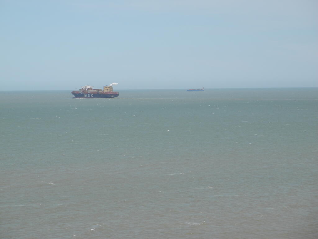 Containerschiff bei der Ausfahrt aus dem Hafen