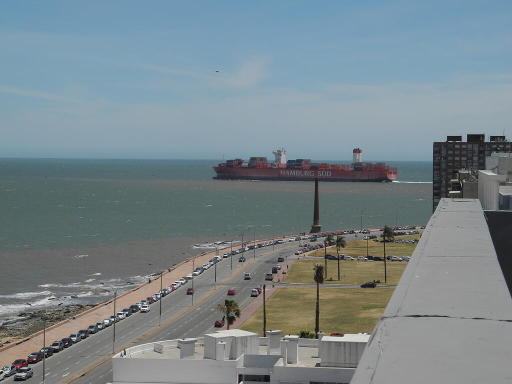 Ein weiteres Containerschiff bei der Ausfahrt aus dem Hafen