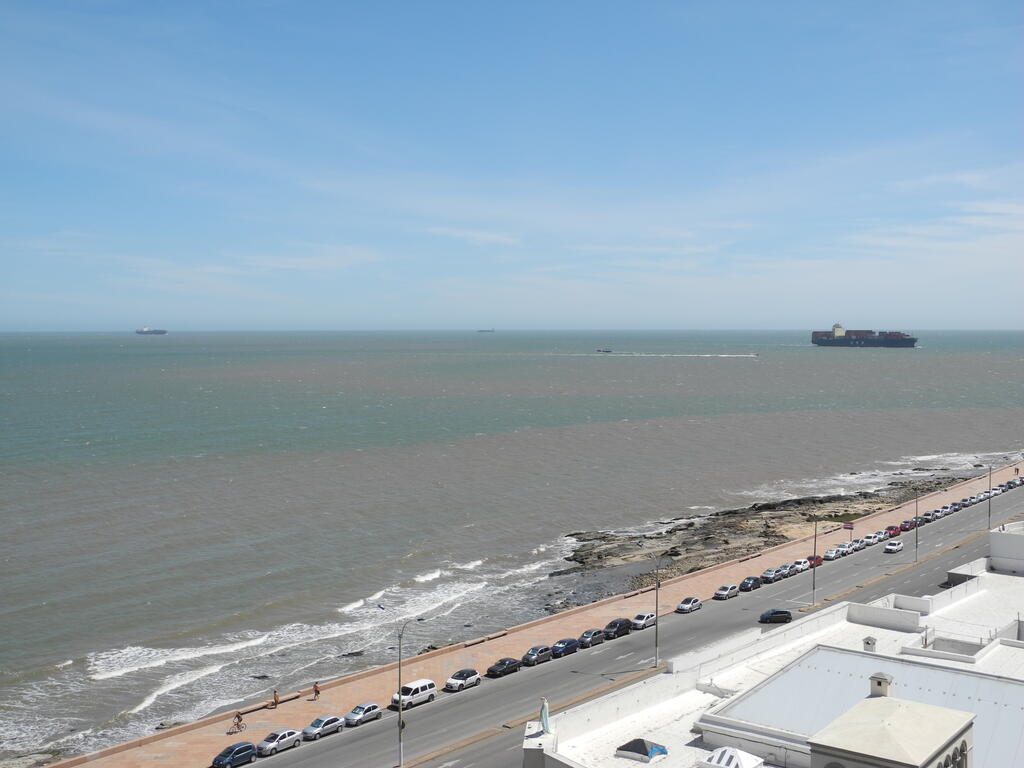 Containerschiffe bei der Einfahrt in den Hafen
