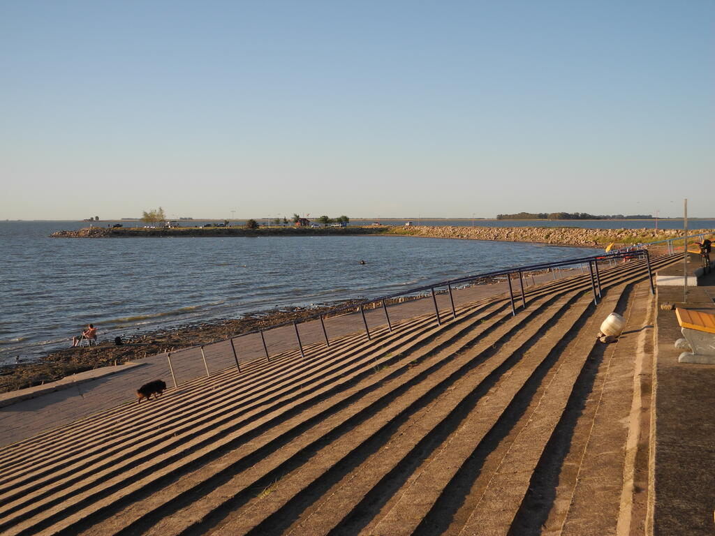 Camping Municipal Guamini, Uferpromenade am See