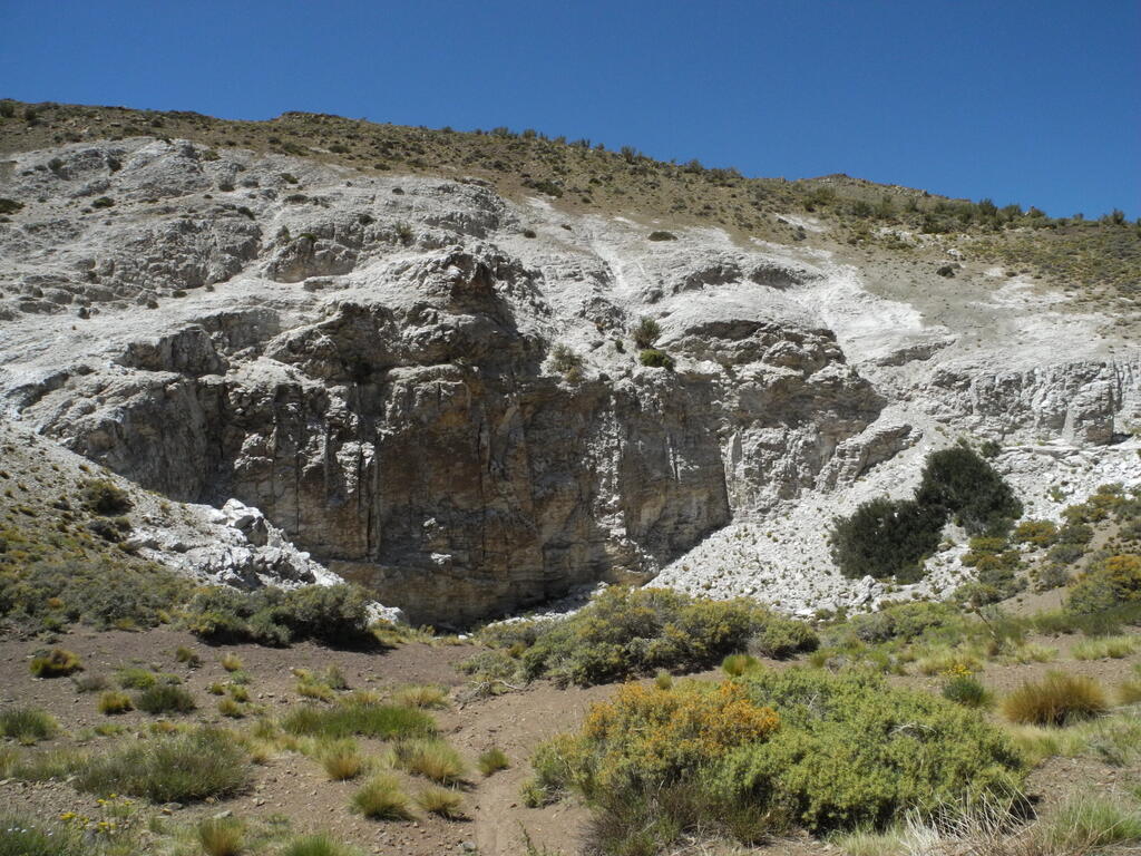 Alter Steinbruch an der Stra&szlig;e