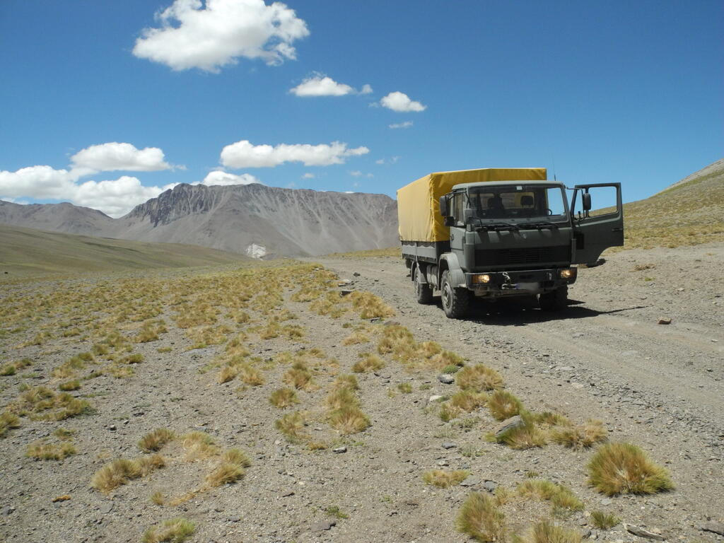 Der LKW am h&ouml;chsten Punkt der Stra&szlig;e auf etwas &uuml;ber 2800m