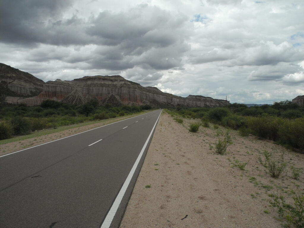 RN150 zwischen Huaco und Patquia, Felsformationen