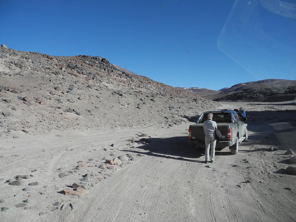 Sand mit kleinen Steinen