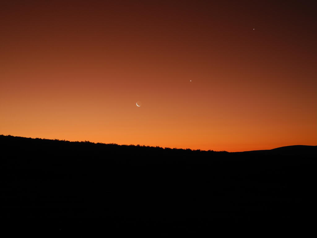 Sonnenuntergang mit Mond und Planeten