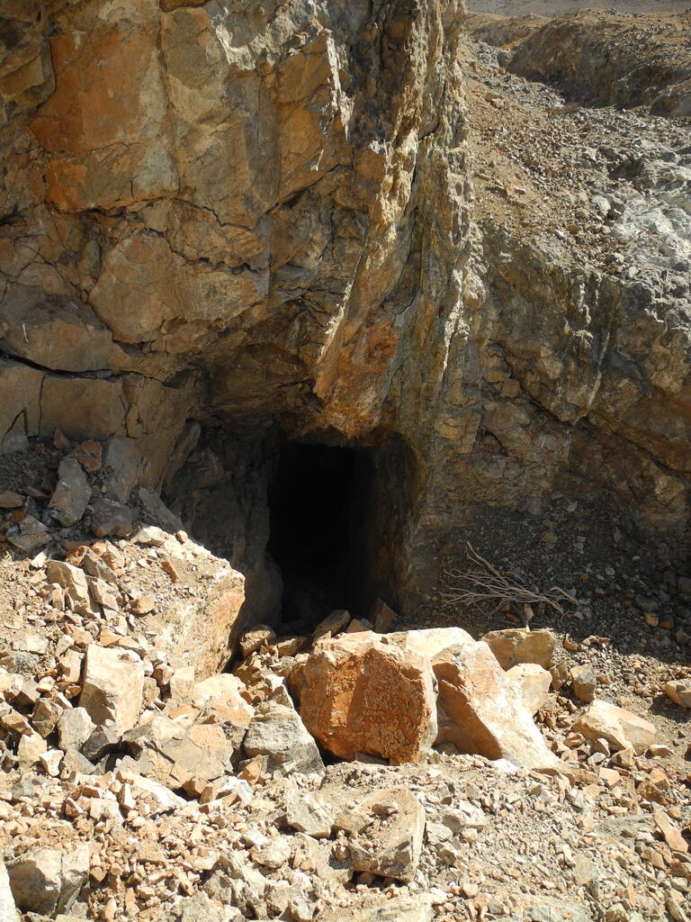 Verwitterter Erzgang mit Stollenrest