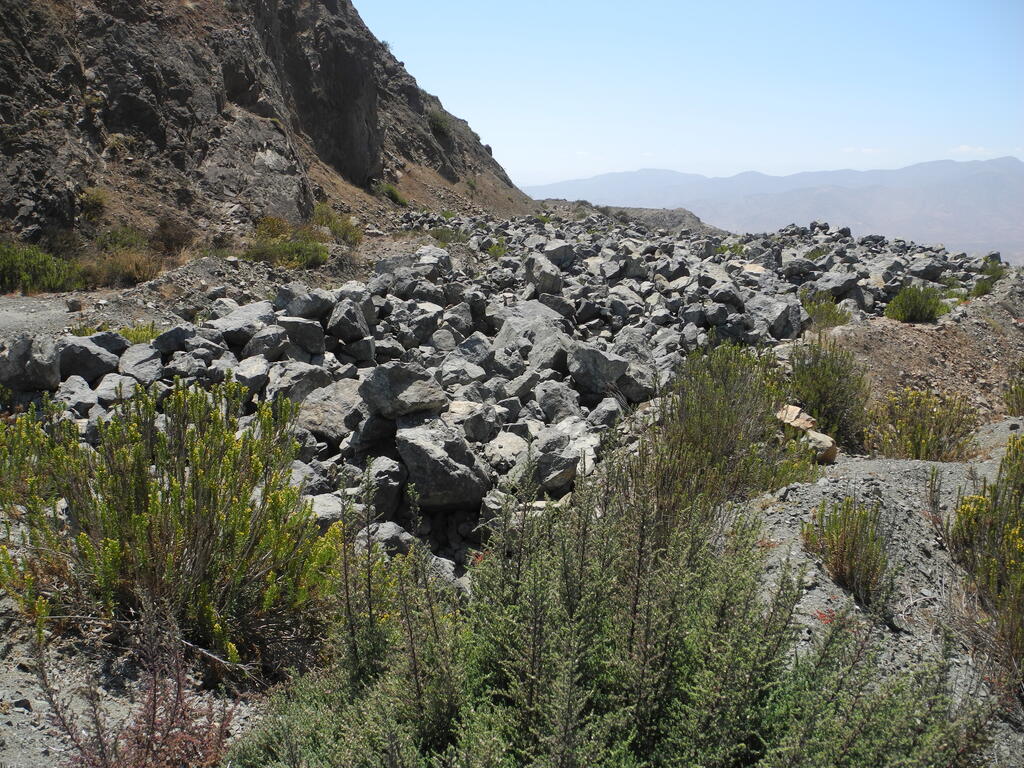 Halde mit Bl&ouml;cken, die Erzreste enthalten