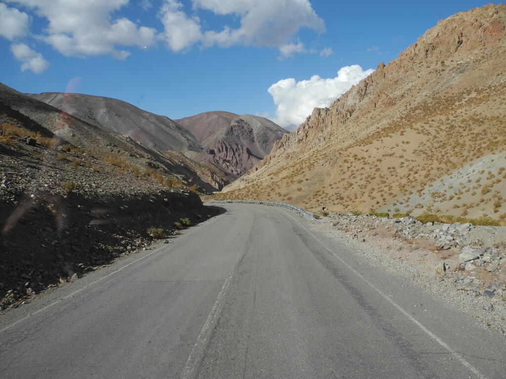 Stra&szlig;e D-115 in der Schlucht nach unten