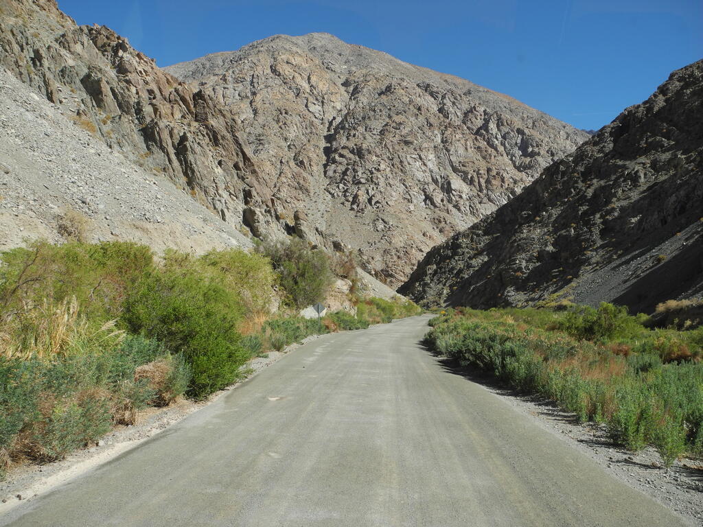 Die Stra&szlig;e C-489 im Tal des Rio del Carmen