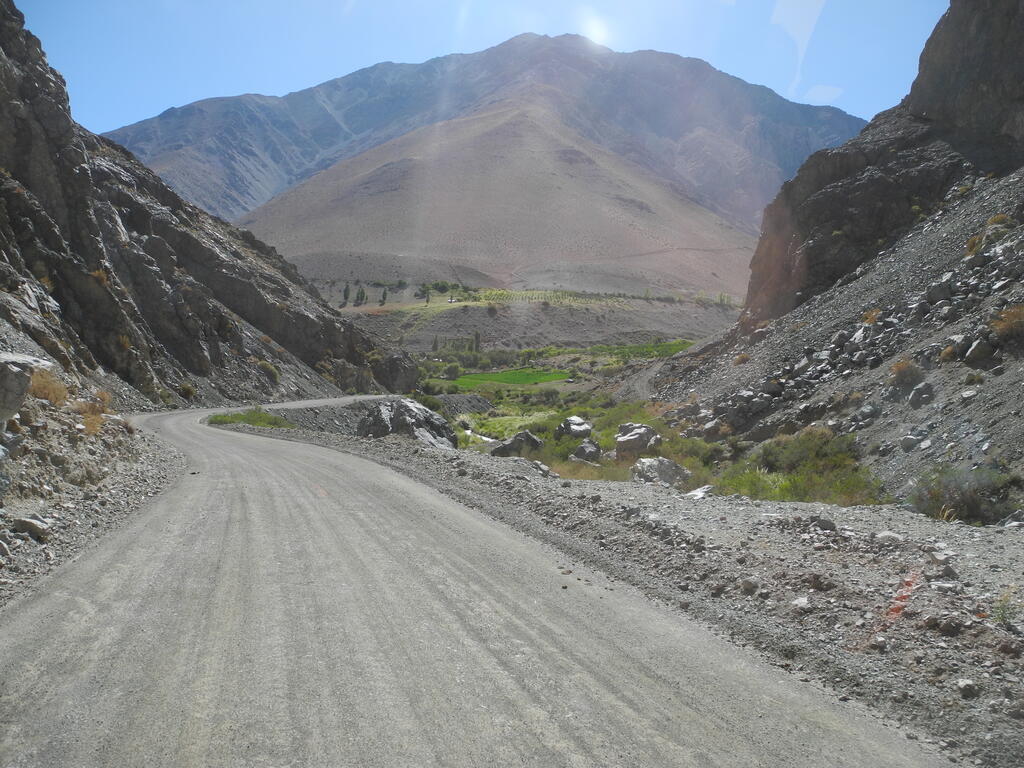 Die Stra&szlig;e C-489 im Tal des Rio del Carmen