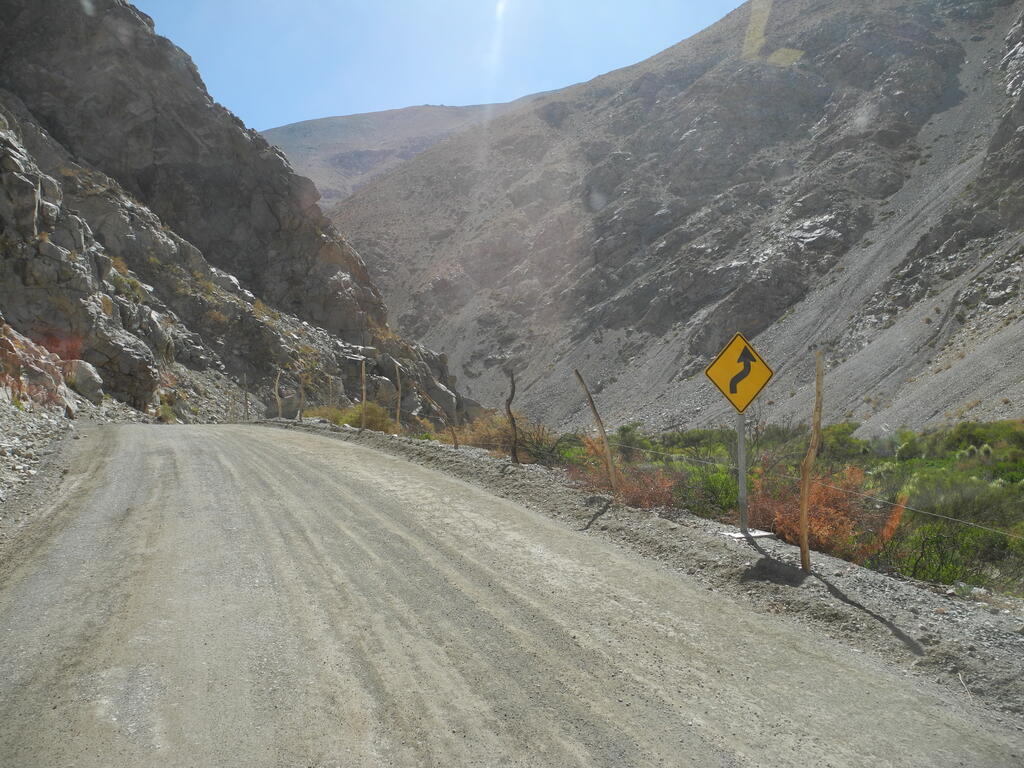 Die Stra&szlig;e C-489 im Tal des Rio del Carmen