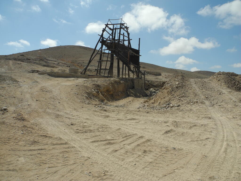 Schacht einer alten Grube an der Stra&szlig;e C-416