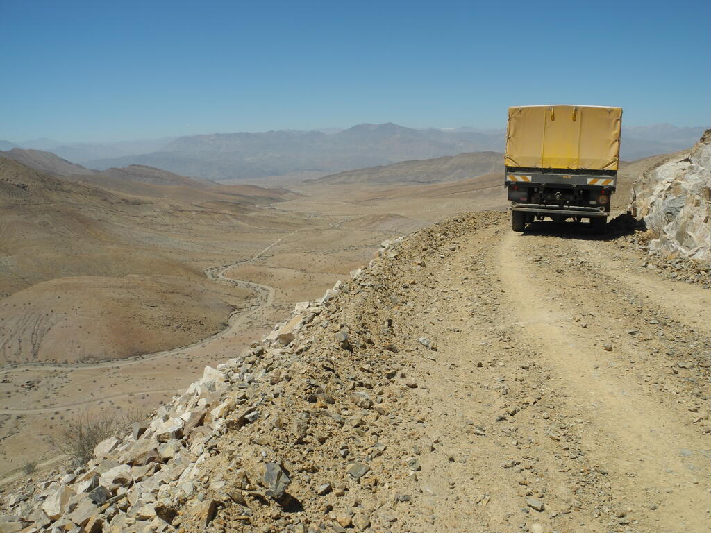 Die Stra&szlig;e ist schmal im Hang