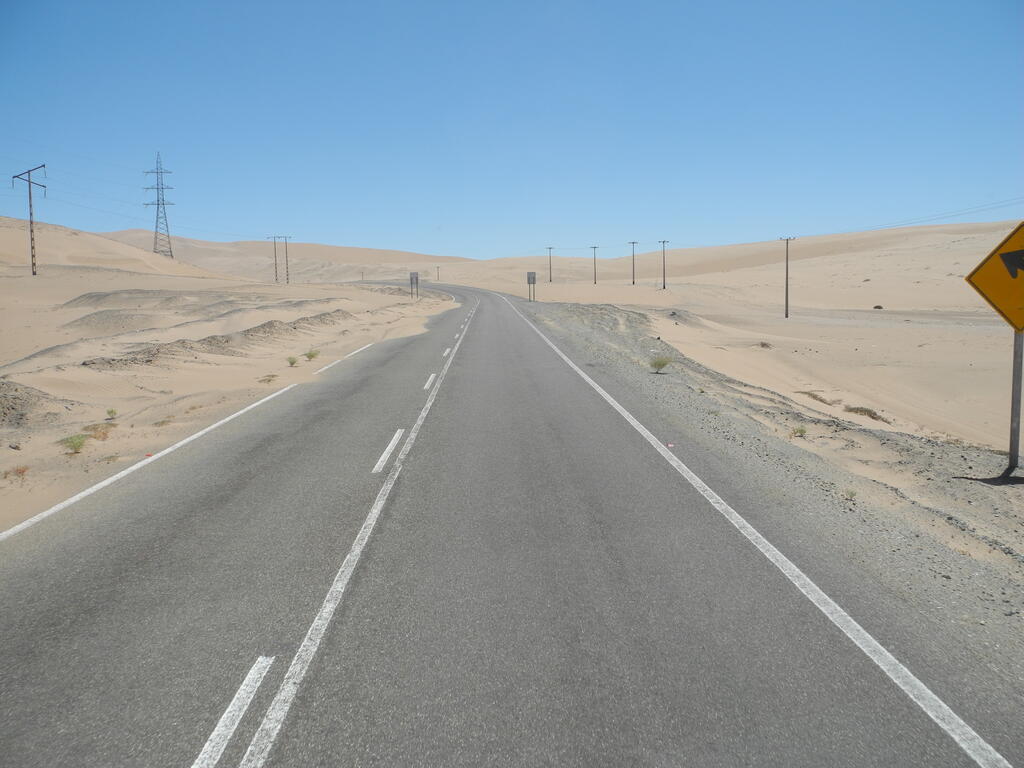 Sand weht &uuml;ber die Stra&szlig;e C-351