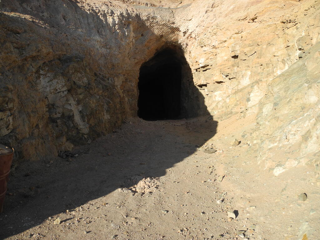 Gro&szlig;er Stollen in die Grube