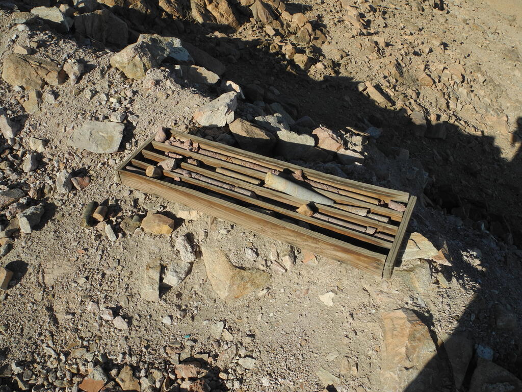 Bohrkerne als Abfall auf der Halde