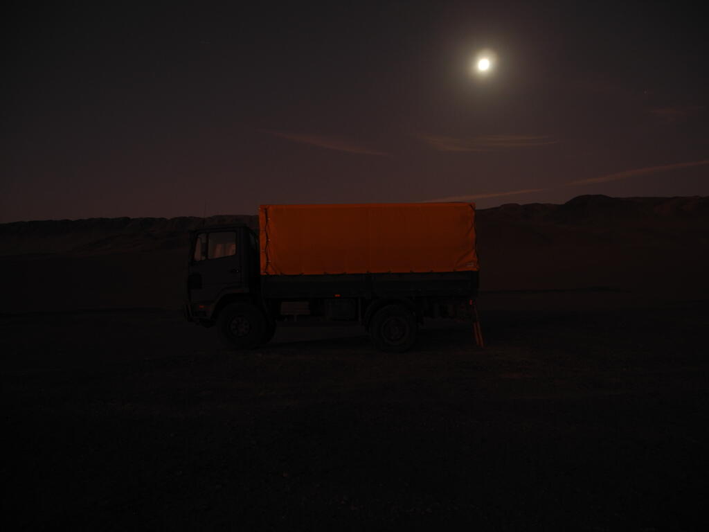 Der Mond &uuml;ber dem LKW