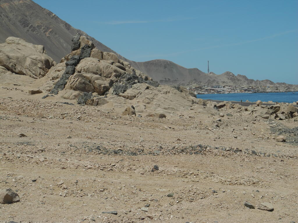 Felsen mit einem dunklen Gestein, das in einem helleren Gestein G&auml;nge bildet