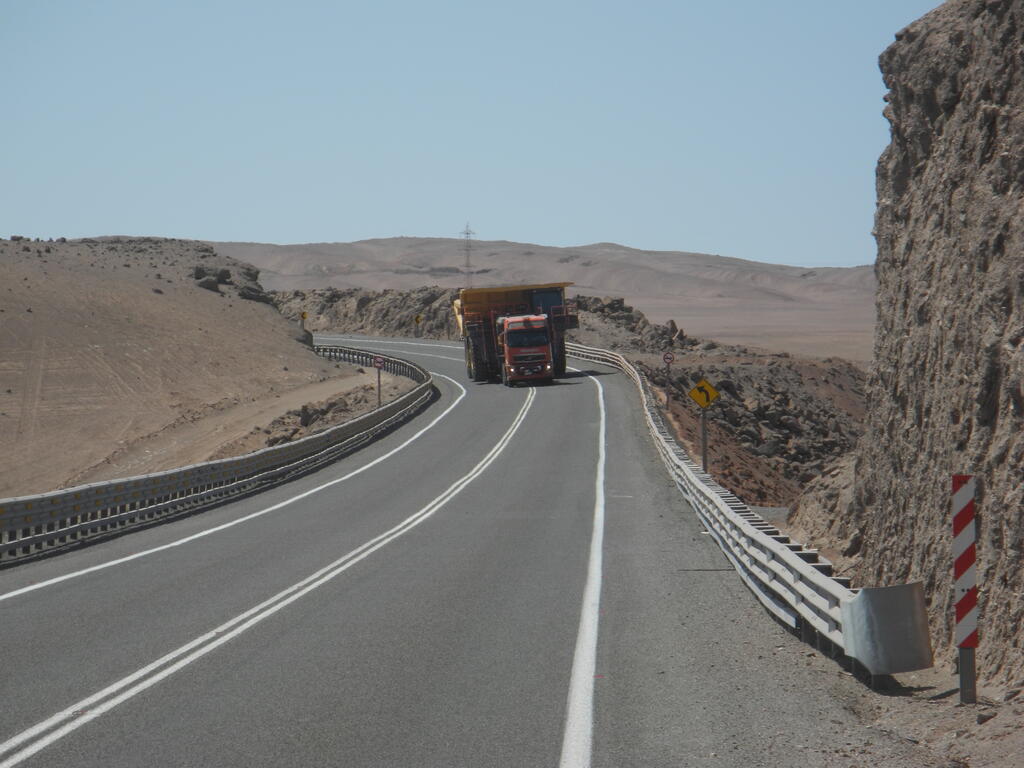Schwertransport mit gro&szlig;em Muldenkipper im Gegenverkehr