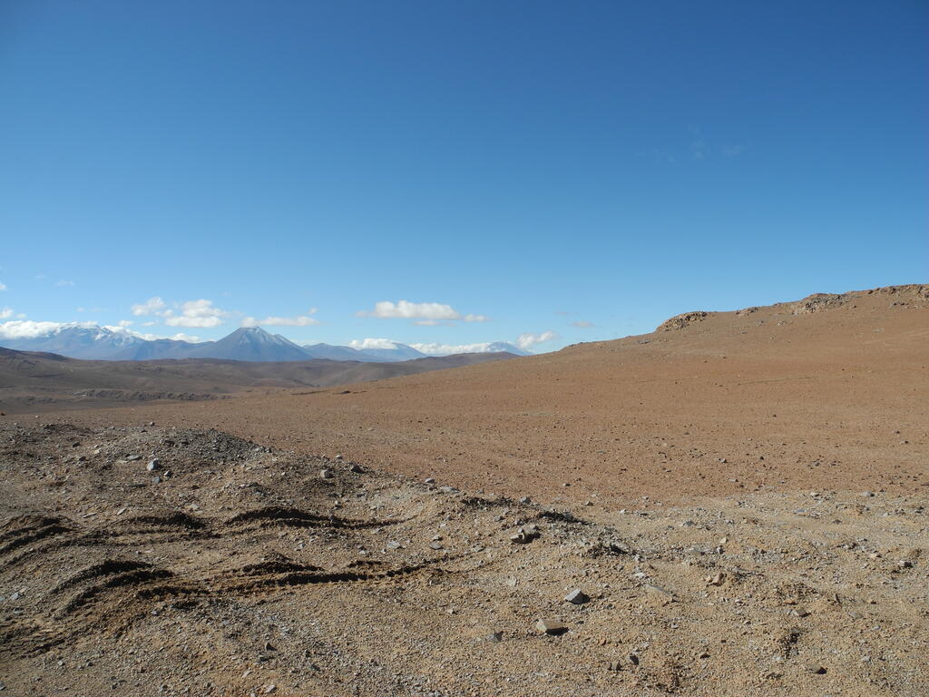 Erster Blick auf die Vulkane Aucanquilcha und Mi&ntilde;o