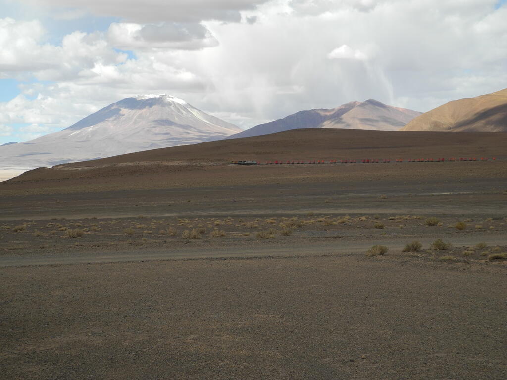 Zug der FCAB an der Station Carcote vor dem Vulkan Ollag&uuml;e