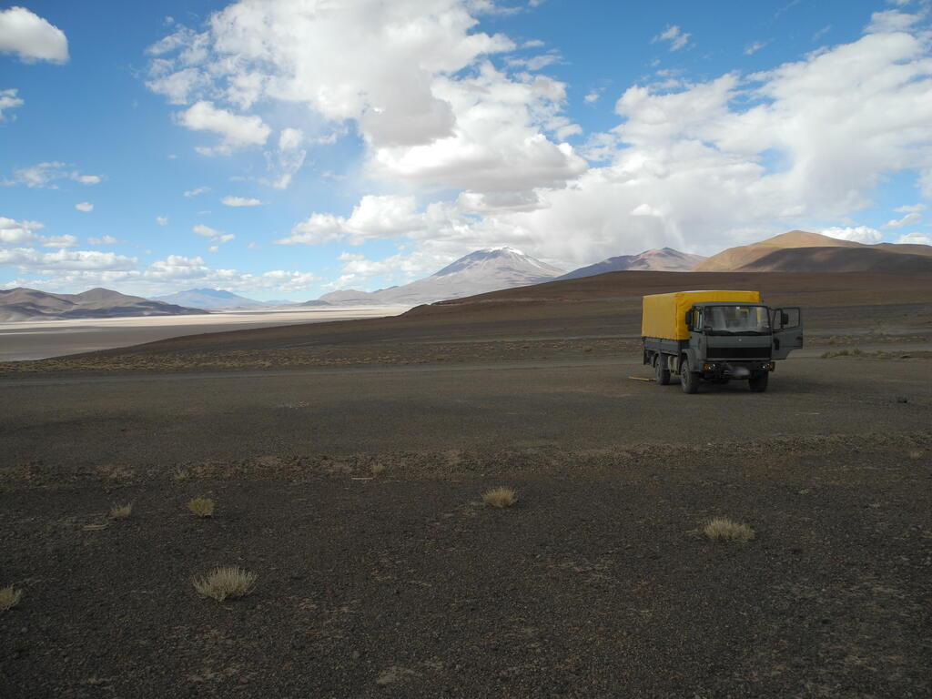 Camping am Salar de Carcote mit Vulkan Ollag&uuml;e im Hintergrund