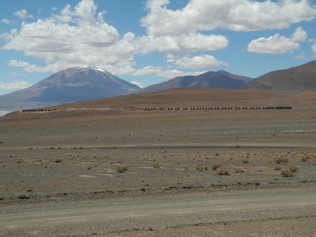 Zug der FCAB an der Station Carcote vor dem Vulkan Ollag&uuml;e
