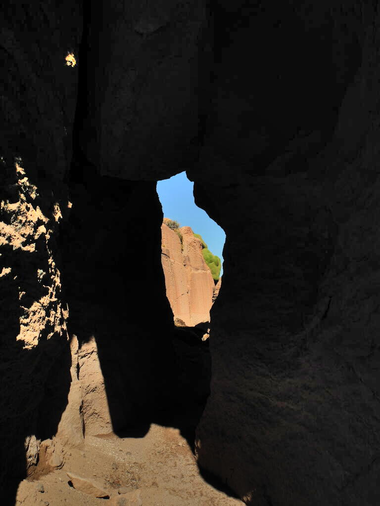 Felsen und Moos in der kleinen Schlucht