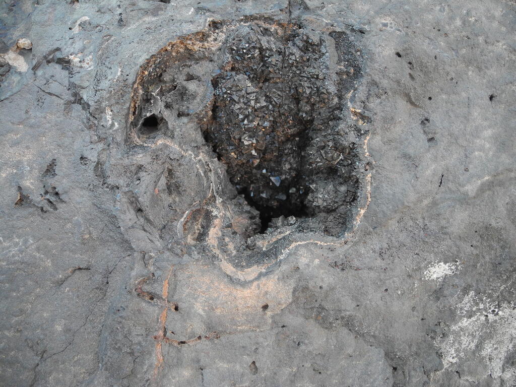 Kristalle in einem Hohlraum der Lava